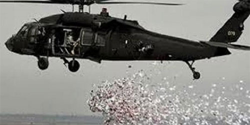 Un helicóptero del ejército sirio arroja panfletos sobre Alepo